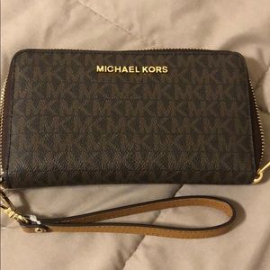 NWT Michael Kors smartphone wristlet/wallet